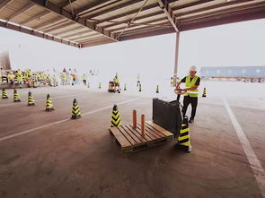 天津食品工厂上演趣味“家禽总动员” 叉车与地牛竞赛中的“鲜”活力
